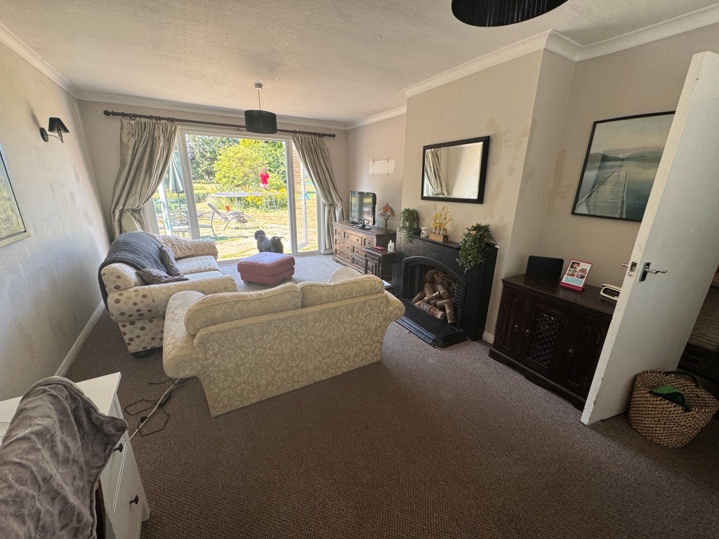 Lot: 167 - DETACHED FOUR-BEDROOM HOUSE - RESIDENTIAL INVESTMENT - Living room